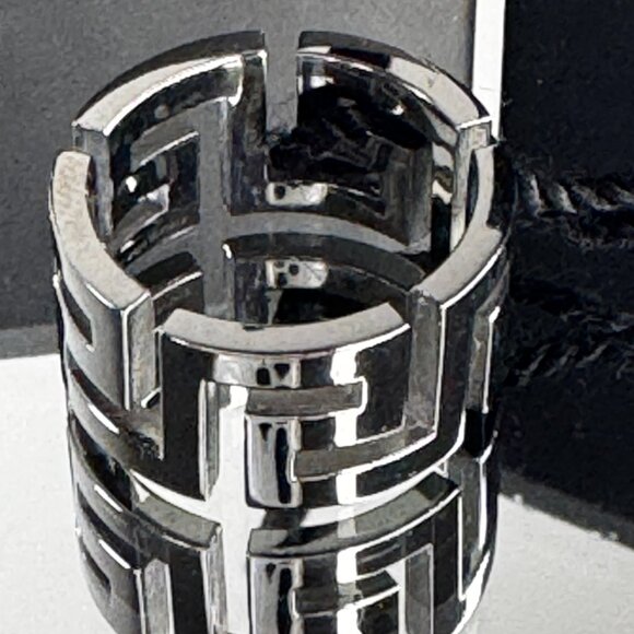 Ring - Picture 1 of 13